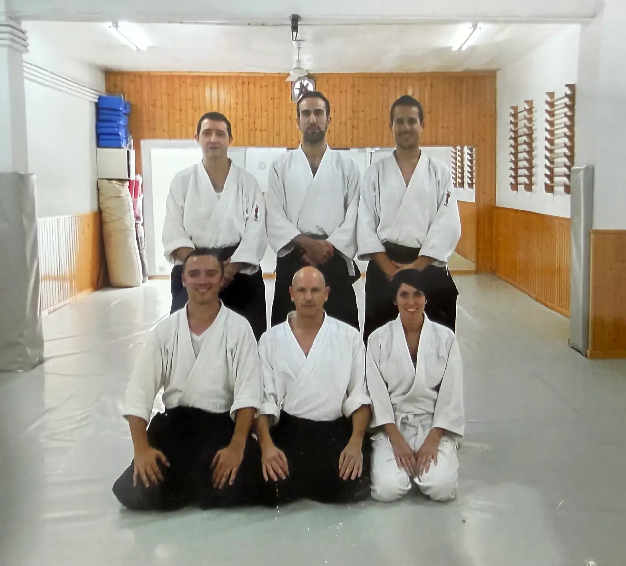 El sensei Pedro Fernández junto a un grupo de alumnos de Aikido en el tatami del dojo
