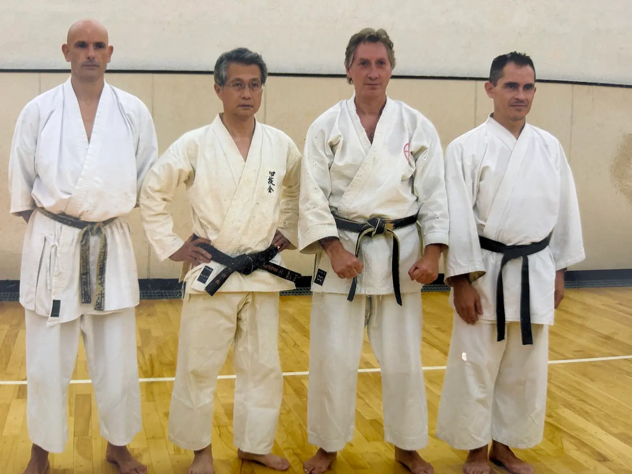 El sensei Pedro Fernández junto a otros cinturones negros de Karate Shito-Ryu en el dojo
