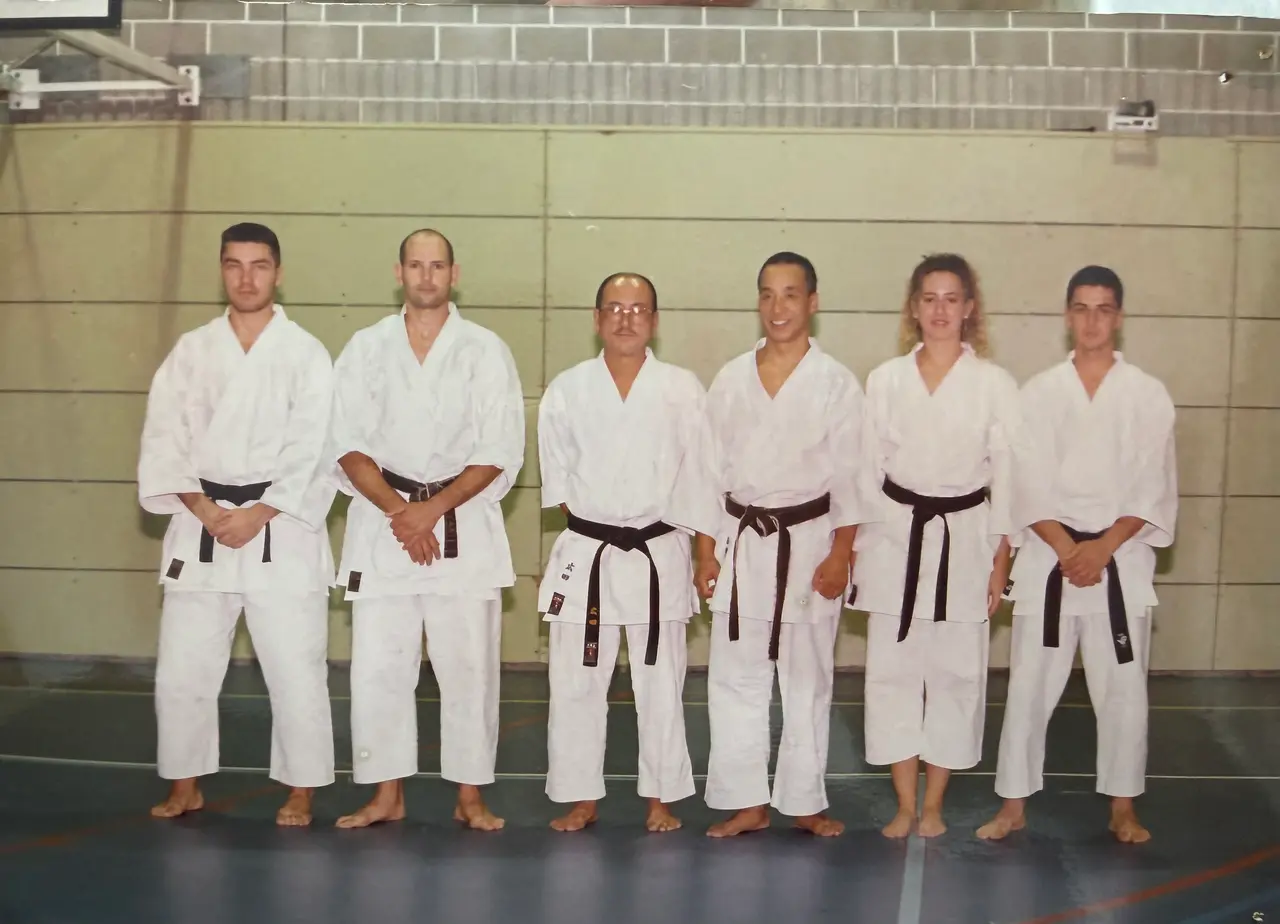 El sensei Pedro Fernández junto a un grupo de alumnos y maestros de Karate en el pabellón