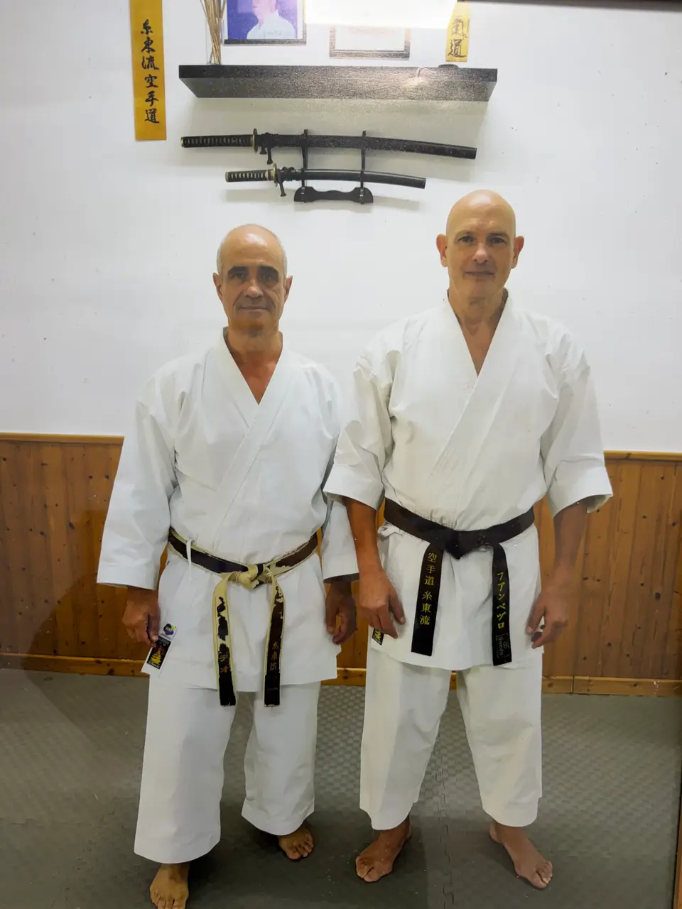 Pedro Fernández, a la derecha, junto al maestro Deogracias Medina en el dojo