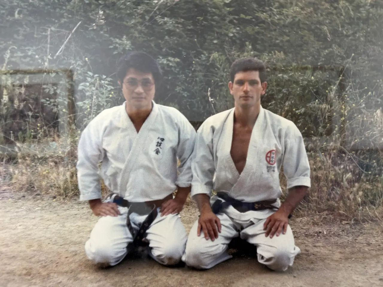 Pedro Fernández, a la derecha, arrodillado junto a un compañero, en sus inicios con el karate